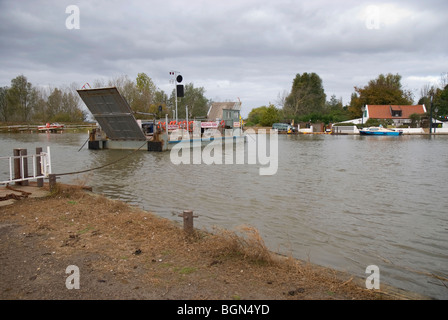 Location de voitures transport Reedham ferry sur la rivière Yare, Reedham, Norfolk, Angleterre Banque D'Images