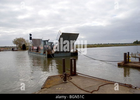 Location de voitures transport Reedham ferry sur la rivière Yare, Reedham, Norfolk, Angleterre Banque D'Images