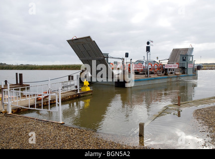 Location de voitures transport Reedham ferry sur la rivière Yare, Reedham, Norfolk, Angleterre Banque D'Images