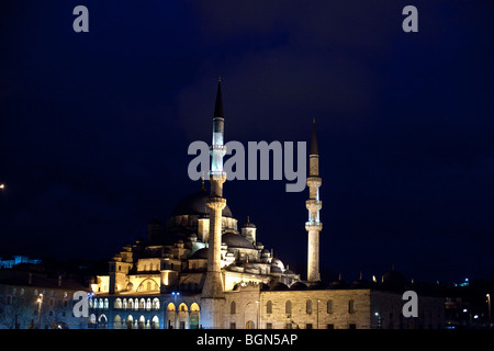 Yeni Valide Camii - nouvelle mosquée (L) la nuit Istanbul, Turquie Banque D'Images