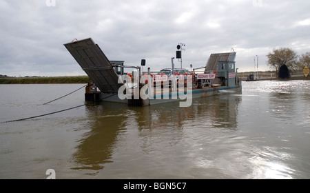 Location de voitures transport Reedham ferry sur la rivière Yare, Reedham, Norfolk, Angleterre Banque D'Images