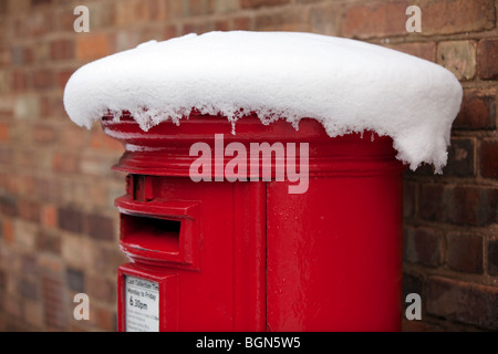 Un pilier rouge traditionnel fort couvert de neige à Worcester, Royaume-Uni Banque D'Images