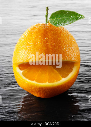 Wole les oranges avec un smiley sur fond noir Banque D'Images