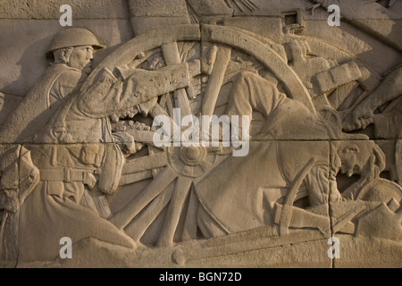 Le granit reliefs représentant la souffrance dans les batailles de la Première Guerre mondiale sur le côté de l'Artillerie royale War Memorial à Hyde Park. Banque D'Images