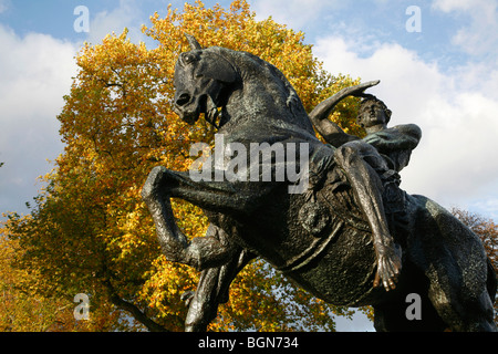 Statue de l'énergie physique dans les jardins de Kensington, London, UK Banque D'Images