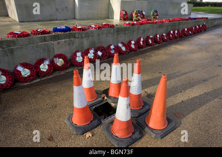 Des couronnes d'armistice et cônes de circulation à l'Artillerie royale War Memorial à Hyde Park Corner. Banque D'Images