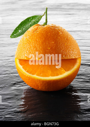 Wole les oranges avec un smiley sur fond noir Banque D'Images