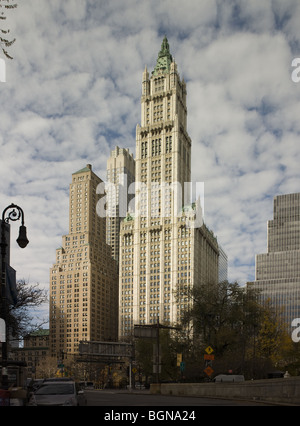 Woolworth Building, New York, achevé en 1913, gratte-ciel gothique conçu par Cass Gilbert, pour F.W. Woolworth Banque D'Images