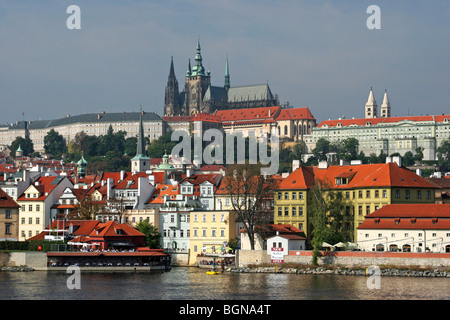 La rivière Moldau et le château de Prague, Prague, République Tchèque Banque D'Images