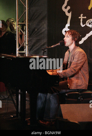 JAMES BLUNT 10E ANNIVERSAIRE SALON STAR BY STAR 98,7 PARTI CD VIRGIN MEGASTORE HOLLYWOOD LOS ANGELES USA 20 novembre 2006 Banque D'Images