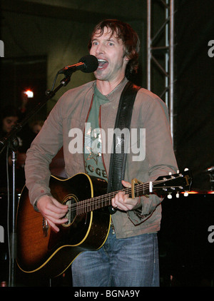 JAMES BLUNT 10E ANNIVERSAIRE SALON STAR BY STAR 98,7 PARTI CD VIRGIN MEGASTORE HOLLYWOOD LOS ANGELES USA 20 novembre 2006 Banque D'Images