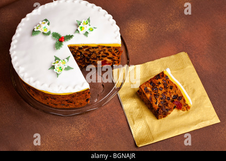 Un gâteau de Noël avec slice Banque D'Images