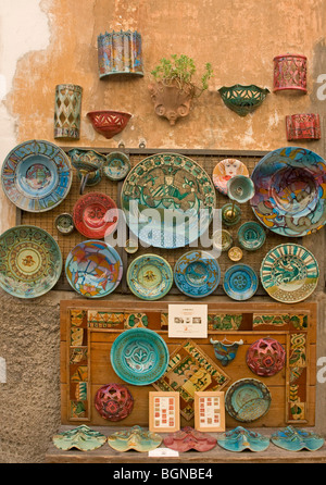 Éventail coloré de la céramique décorer une vitrine à Orvieto, Ombrie Banque D'Images