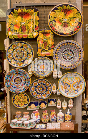 Éventail coloré de la céramique décorer une vitrine à Orvieto, Ombrie Banque D'Images