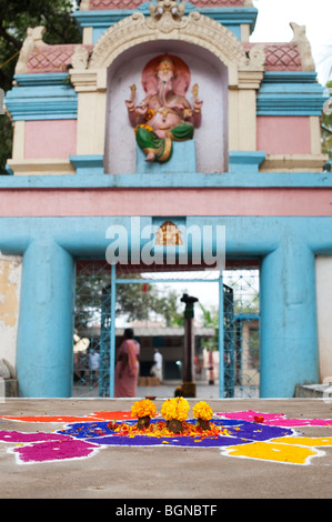 Rangoli dessins dans une rue indienne à l'extérieur d'un temple hindou pendant le festival de Sankranthi. Puttaparthi, Andhra Pradesh, Inde Banque D'Images