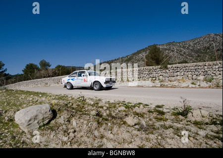 White 1975 Ford Escort MK11 location prenant part à un rassemblement en espagne Banque D'Images