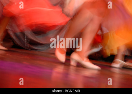 Blurred motion de la femme dans la danse Danse folklorique de l'Amérique du Sud montrent Banque D'Images