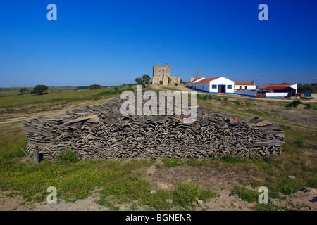 Chêne-liège (Quercus suber) écorce empilés sur Camoeira Portrugal Alentejo région immobilier Banque D'Images