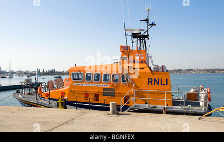 Canot amarré au siège de la RNLI Poole Dorset Banque D'Images