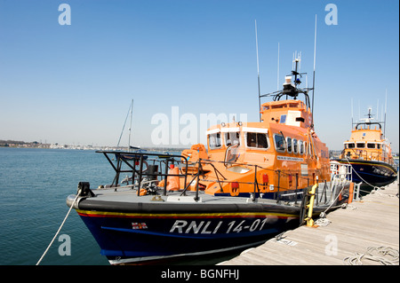 Canot amarré au siège de la RNLI Poole Dorset Banque D'Images