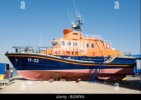 Canot amarré au siège de la RNLI Poole Dorset Banque D'Images