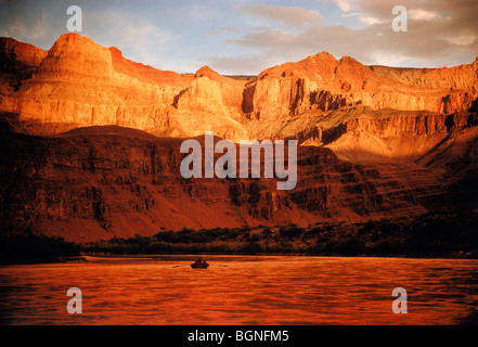 Voyage en bateau Dory flottant du fleuve Colorado à travers les murs intérieurs et les ombres du Grand Canyon près de Sunset Banque D'Images