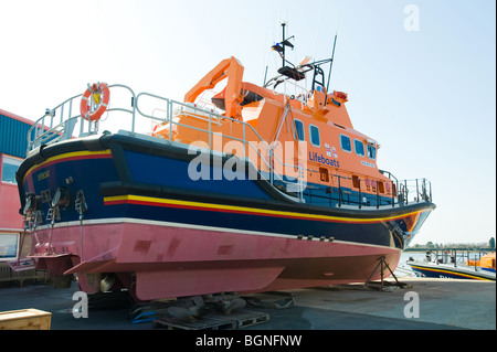 Canot amarré au siège de la RNLI Poole Dorset Banque D'Images