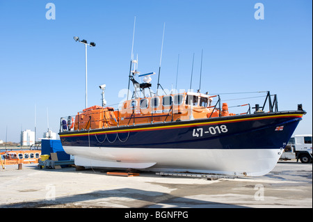 Canot amarré au siège de la RNLI Poole Dorset Banque D'Images