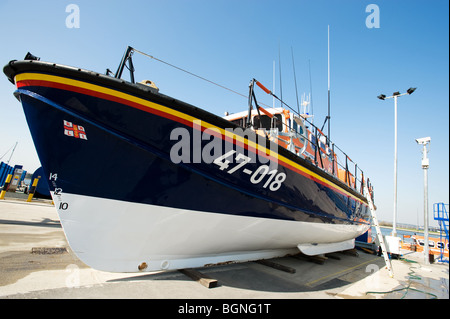 Canot amarré au siège de la RNLI Poole Dorset Banque D'Images