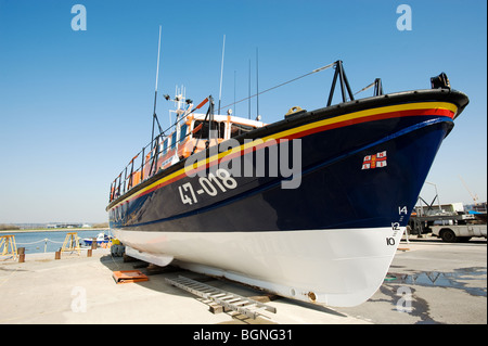 Canot amarré au siège de la RNLI Poole Dorset Banque D'Images