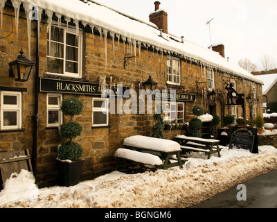 Les glaçons et la neige sur le village pub dans le Derbyshire sur North York Moors National Park Banque D'Images