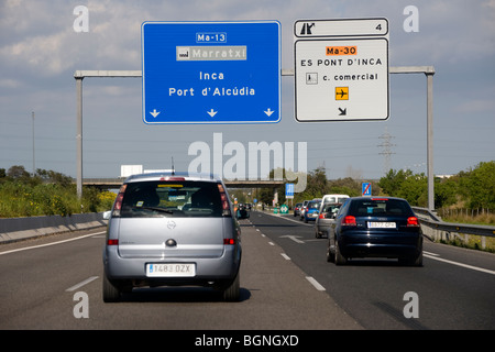 L'oeil des pilotes de voir la circulation sur une route très fréquentée à Mallorca, Majorque, Espagne Banque D'Images