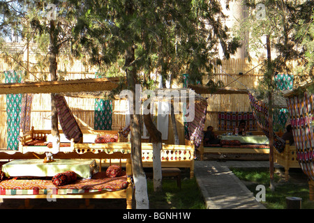 Siesta à Lyabi Hauz, Boukhara, Ouzbékistan Banque D'Images