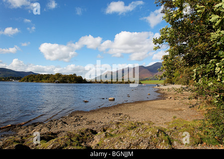 Vue sur Derwent Water du rivage sur une journée ensoleillée avec ciel bleu et nuages blancs moelleux Banque D'Images