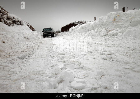 Landrover Discovery de la conduite dans une ruelle de pays de neige. Banque D'Images