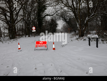 Country road fermée en raison de la neige. Banque D'Images