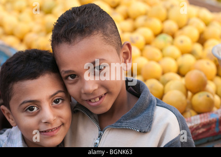 Deux jeunes garçons dans un Égyptien marché de fruits et légumes. Banque D'Images