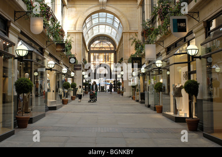 L'échange Shopping Arcade dans la chambre du conseil, de la place du marché, Nottingham, Nottinghamshire, Angleterre, Royaume-Uni. Banque D'Images