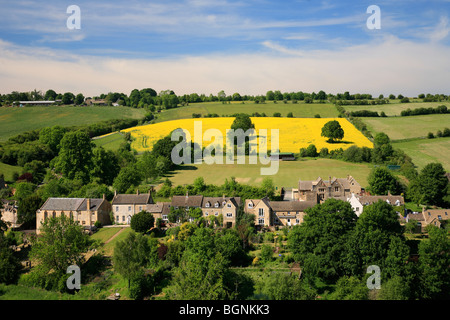 Vue paysage cottages en pierre Village Naunton Gloucestershire England UK Cotswolds Banque D'Images