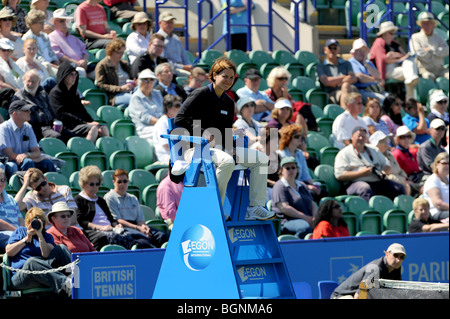 Juge-arbitre de tennis Un match montres au cours de l'Aegon International 2009 Championnats de tennis du Devonshire Park à Eastbourne Banque D'Images