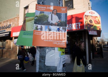 Une affiche publicitaire de l'emploi pour le Bureau du recensement des États-Unis est vue dans le quartier de Bushwick à Brooklyn New York Banque D'Images