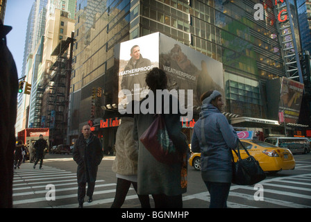 Un panneau d'affichage à Times Square à New York avec le président des États-Unis, Barack Obama, portant une chemise par la société à l'épreuve des intempéries Banque D'Images