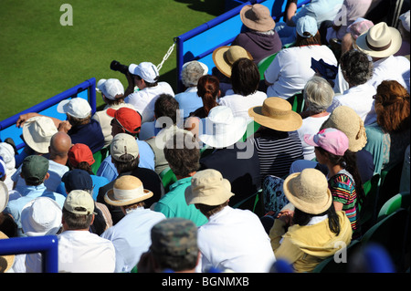 Spectateurs appréciant l'action à l'Aegon International 2009 tournois de tennis du Devonshire Park à Eastbourne Banque D'Images
