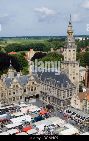 Place du marché / Grote Markt et beffroi de la ville Veurne / Furnes, Flandre occidentale, Belgique Banque D'Images