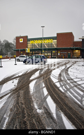 Peu de clients dans des conditions glacées au supermarché Morrisons, Whitefield, Manchester, UK Banque D'Images