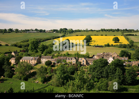 Vue paysage cottages en pierre Village Naunton Gloucestershire England UK Cotswolds Banque D'Images