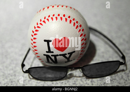 I LOVE NY le baseball et une paire de lunettes de soleil Banque D'Images