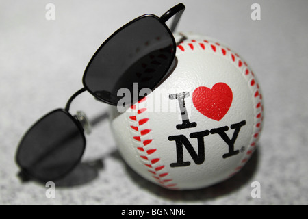 I LOVE NY le baseball et une paire de lunettes de soleil Banque D'Images