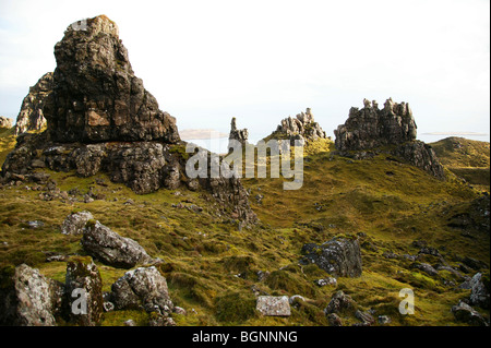 Paysage Rock à Oban Bay, la péninsule de Trotternish, île de Skye, Écosse, Hébrides intérieures Banque D'Images