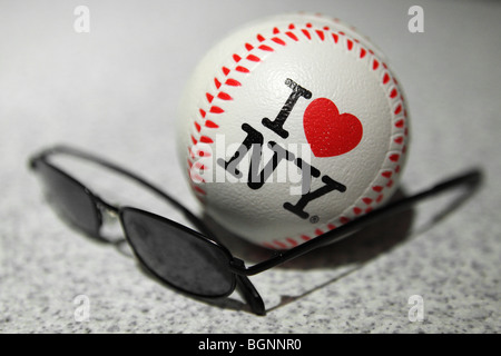 I LOVE NY le baseball et une paire de lunettes de soleil Banque D'Images